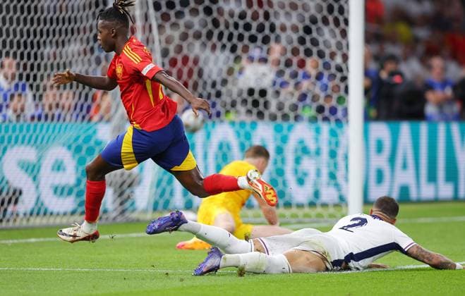 Spanien - England UEFA EURO, EM, Europameisterschaft,Fussball 2024 Finale Berlin, 14.07.2024, Olympiastadion, UEFA EURO 2024 Germany, Finale, Spanien ESP - England ENG , Im Bild: Tor für Spanien. Nico Williams (17, ESP) trifft zum 1:0 gegen Torwart Jordan Pickford (1, ENG). ,