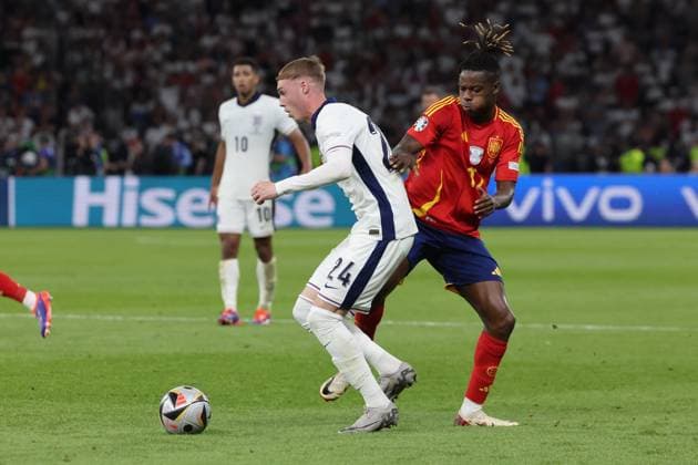 Zweikampf Nico Williams (Spanien, Nr. 17) gegen Cole Palmer (England, Nr. 24), Sieger Spanien, Europameister Spanien, Finale EM 2024, M51, ESP - ENG, Fussball Europameisterschaft, Endspiel Spanien gegen England, Final European Football Championship, Spain vs. England, Berlin, 14.07.2024, -