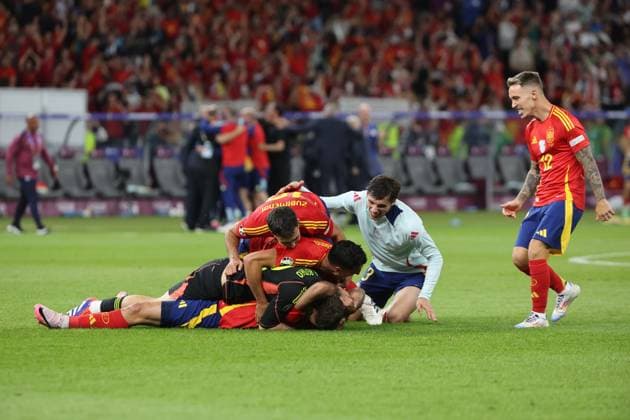 Jubel mit dem Torschützen zum Sieg Mikel Oyarzabal (Spanien, Nr. 21) nach dem Abpfiff, Torwart Simon Unai (Spanien, Nr. 23) und Mikel Merino (Spanien, Nr. 6), Martin Zubimendi (Spanien, Nr. 18), Alejandro Grimaldo (Spanien, Nr. 12), Jubelfeier, Sieger Spanien, Europameister Spanien, Finale EM 2024, M51, ESP - ENG, Fussball Europameisterschaft, Endspiel Spanien gegen England, Final European Football Championship, Spain vs. England, Berlin, 14.07.2024, -