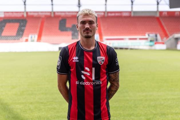 Dennis Borkowski (7, FCI) ; FC Ingolstadt 04; 3.Liga, Porträttermin 2024 2025, ; FC Ingolstadt 04 Saison 2024 2025 photoshoot, Headshot, Porträt, Vorstellung, Präsentation, Pressetermin, Fußball, GER