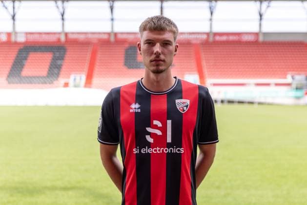 Benjamin Kanuric (8, FCI) ; FC Ingolstadt 04; 3.Liga, Porträttermin 2024 2025, ; FC Ingolstadt 04 Saison 2024 2025 photoshoot, Headshot, Porträt, Vorstellung, Präsentation, Pressetermin, Fußball, GER
