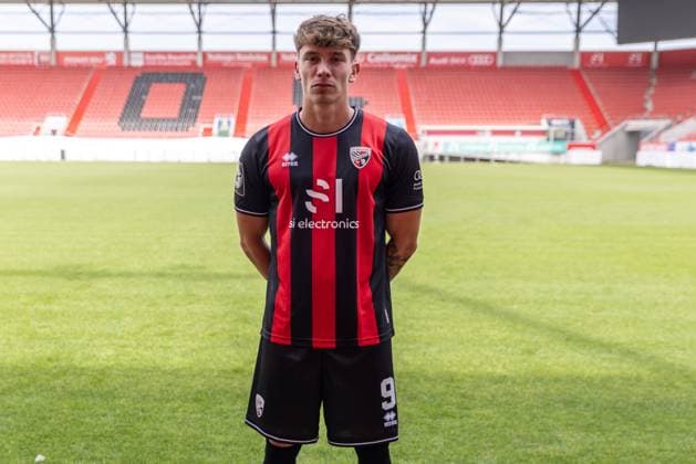 Tim Heike (9, FCI) ; FC Ingolstadt 04; 3.Liga, Porträttermin 2024 2025, ; FC Ingolstadt 04 Saison 2024 2025 photoshoot, Headshot, Porträt, Vorstellung, Präsentation, Pressetermin, Fußball, GER