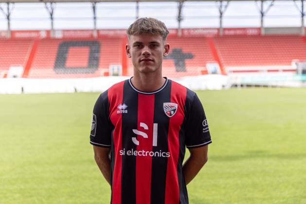 Niclas Dühring (18, FCI) ; FC Ingolstadt 04; 3.Liga, Porträttermin 2024 2025, ; FC Ingolstadt 04 Saison 2024 2025 photoshoot, Headshot, Porträt, Vorstellung, Präsentation, Pressetermin, Fußball, GER