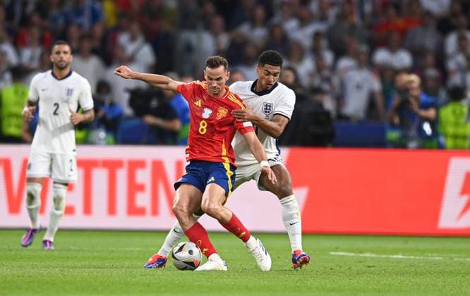 Fussball, Herren, Saison 2023 24, UEFA EURO, EM, Europameisterschaft,Fussball EM 2024, Finale in Berlin, Spanien - England, v.l. Fabian Ruiz (Spanien), Jude Bellingham (England), 14.07. 2024, Copyright: xSebastianxRäppold MatthiasxKochx