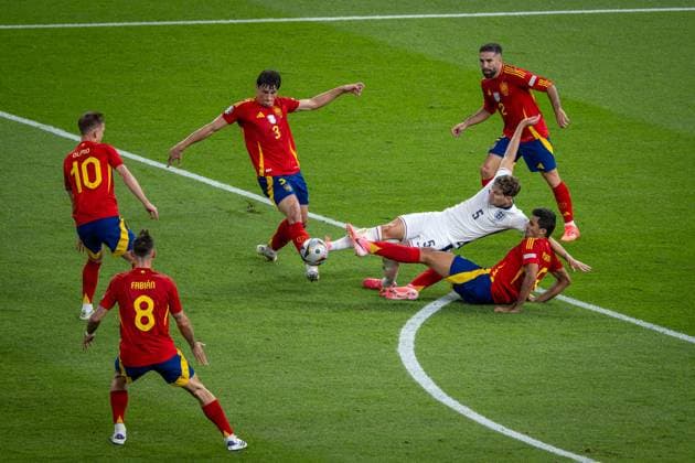 Fussball Berlin 14.07.2024 UEFA EURO, EM, Europameisterschaft,Fussball 2024 Finale England (ENG) - Spanien (ESP) John Stones (England, No.05) Robin Le Normand (Spanien, No.03) Rodri (Spanien, No.16) Dani Olmo (Spanien, No.10) Dani Carvajal (Spanien, TW, No.02) Fabian Ruiz (Spanien, No.08)