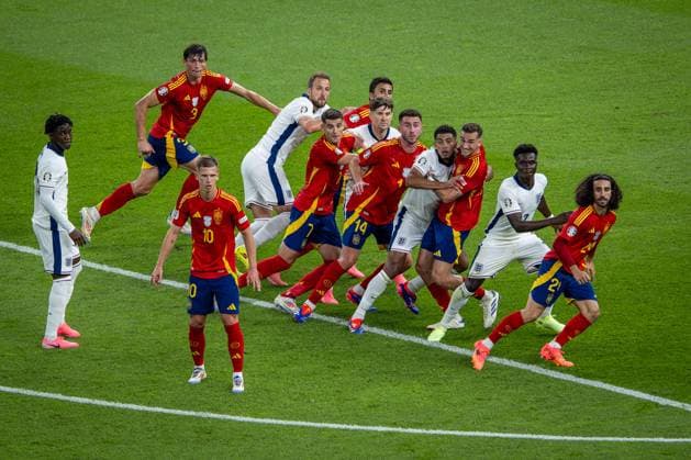 Fussball Berlin 14.07.2024 UEFA EURO, EM, Europameisterschaft,Fussball 2024 Finale England (ENG) - Spanien (ESP) Die Spieler erwarten einen Freistoß Marc Cucurella (Spanien, No.24) Bukayo Saka (England, No.07) Fabian Ruiz (Spanien, No.08) Jude Bellingham (England, No.10) Aymeric Laporte (Spanien, TW, No.14) John Stones (England, No.05) Ãlvaro Morata (Spanien, No.07) Harry Kane (England, No.09) und andere