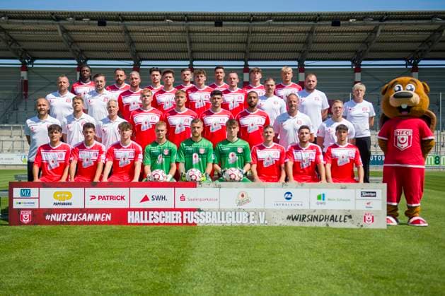 Halle, Deutschland 15. Juli 2024: Regionalliga Nordost Teamfoto - 2024 2025 - Hallescher FC Im Bild: hintere Reihe v.li. Marvin Awuah (Halle),Robert Berger (Halle),Luka Vujanic (Halle),Max Kulke (Halle),Niklas Landgraf (Halle),Soeren Acker (Halle),Robin Friedrich (Halle) 3.Reihe von unten links Toni Lindenhahn (Halle),Sportdirektor Daniel Meyer (Halle),Jan Löhmannsröben Loehmannsroeben (Halle),Jordi Wegmann (Halle),Paul Hamalla (Halle),Niklas Kastenhofer(Halle),Physiotherapeut Denis Hasenbek (Halle),Physiotherapeut Walter Moissejenko (Halle),Technische Mitarbeiterin Sandra Schultze (Halle) 2.Reihe von unten links Co Trainer Benedikt Seipel (Halle),Co Trainer Andre Heinault (Halle),Trainer Mark Zimmermann (Halle),Kilian Zaruba (Halle),Anthony Roczen (Halle),Burim Halili (Halle),Cyrill Akono (Halle),Torwarttrainer Norman Becker (Halle) Athletiktrainer John Brandes (Halle) Untere Reihe von links: Joscha Wosz (Halle),Lucas Halangk (Halle),Elias Lorenz (Halle),Torhueter Luca Bendel (Halle) Torhueter Sven Müller Mueller (Halle),Elias Lorenz (Halle),Torhueter Keno Miguel Meyer (Halle),Marius Hauptmann (Halle),Berk Inaler (Halle),Pierre Weber (Halle) Leuna Chemie Stadion Sachsen-Anhalt Copyright: xFotostandx xBallaschx