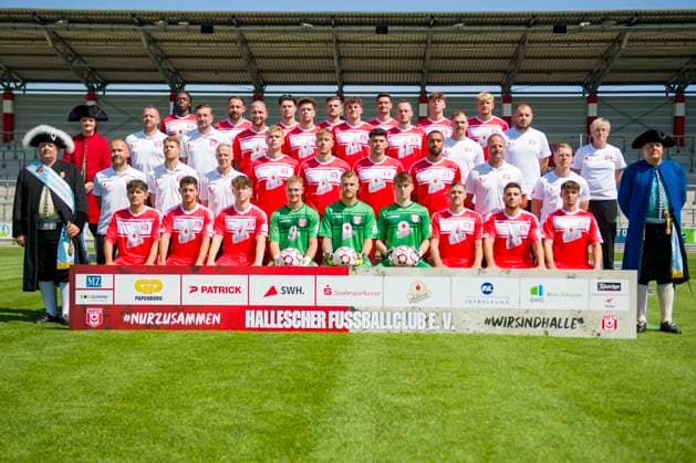 Halle, Deutschland 15. Juli 2024: Regionalliga Nordost Teamfoto - 2024 2025 - Hallescher FC Im Bild: hintere Reihe v.li. Marvin Awuah (Halle),Robert Berger (Halle),Luka Vujanic (Halle),Max Kulke (Halle),Niklas Landgraf (Halle),Soeren Acker (Halle),Robin Friedrich (Halle) 3.Reihe von unten links Toni Lindenhahn (Halle),Sportdirektor Daniel Meyer (Halle),Jan Löhmannsröben Loehmannsroeben (Halle),Jordi Wegmann (Halle),Paul Hamalla (Halle),Niklas Kastenhofer(Halle),Physiotherapeut Denis Hasenbek (Halle),Physiotherapeut Walter Moissejenko (Halle),Technische Mitarbeiterin Sandra Schultze (Halle) 2.Reihe von unten links Co Trainer Benedikt Seipel (Halle),Co Trainer Andre Heinault (Halle),Trainer Mark Zimmermann (Halle),Kilian Zaruba (Halle),Anthony Roczen (Halle),Burim Halili (Halle),Cyrill Akono (Halle),Torwarttrainer Norman Becker (Halle) Athletiktrainer John Brandes (Halle) Untere Reihe von links: Joscha Wosz (Halle),Lucas Halangk (Halle),Elias Lorenz (Halle),Torhueter Luca Bendel (Halle) Torhueter Sven Müller Mueller (Halle),Elias Lorenz (Halle),Torhueter Keno Miguel Meyer (Halle),Marius Hauptmann (Halle),Berk Inaler (Halle),Pierre Weber (Halle) Leuna Chemie Stadion Sachsen-Anhalt Copyright: xFotostandx xBallaschx