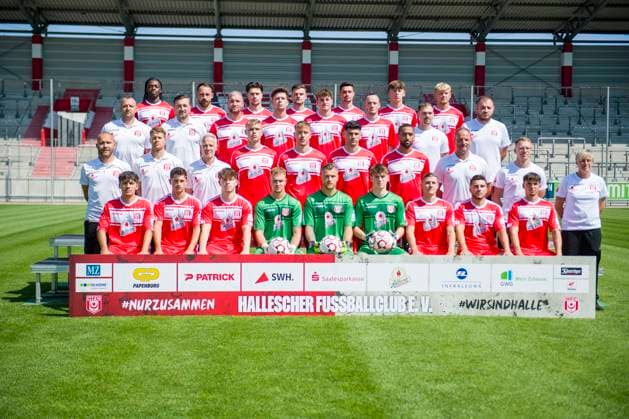 Halle, Deutschland 15. Juli 2024: Regionalliga Nordost Teamfoto - 2024 2025 - Hallescher FC Im Bild: hintere Reihe v.li. Marvin Awuah (Halle),Robert Berger (Halle),Luka Vujanic (Halle),Max Kulke (Halle),Niklas Landgraf (Halle),Soeren Acker (Halle),Robin Friedrich (Halle) 3.Reihe von unten links Toni Lindenhahn (Halle),Sportdirektor Daniel Meyer (Halle),Jan Löhmannsröben Loehmannsroeben (Halle),Jordi Wegmann (Halle),Paul Hamalla (Halle),Niklas Kastenhofer(Halle),Physiotherapeut Denis Hasenbek (Halle),Physiotherapeut Walter Moissejenko (Halle),Technische Mitarbeiterin Sandra Schultze (Halle) 2.Reihe von unten links Co Trainer Benedikt Seipel (Halle),Co Trainer Andre Heinault (Halle),Trainer Mark Zimmermann (Halle),Kilian Zaruba (Halle),Anthony Roczen (Halle),Burim Halili (Halle),Cyrill Akono (Halle),Torwarttrainer Norman Becker (Halle) Athletiktrainer John Brandes (Halle) Untere Reihe von links: Joscha Wosz (Halle),Lucas Halangk (Halle),Elias Lorenz (Halle),Torhueter Luca Bendel (Halle) Torhueter Sven Müller Mueller (Halle),Elias Lorenz (Halle),Torhueter Keno Miguel Meyer (Halle),Marius Hauptmann (Halle),Berk Inaler (Halle),Pierre Weber (Halle) Leuna Chemie Stadion Sachsen-Anhalt Copyright: xFotostandx xBallaschx