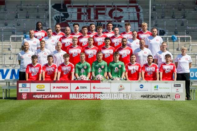 Halle, Deutschland 15. Juli 2024: Regionalliga Nordost Teamfoto - 2024 2025 - Hallescher FC Im Bild: hintere Reihe v.li. Marvin Awuah (Halle),Robert Berger (Halle),Luka Vujanic (Halle),Max Kulke (Halle),Niklas Landgraf (Halle),Soeren Acker (Halle),Robin Friedrich (Halle) 3.Reihe von unten links Toni Lindenhahn (Halle),Sportdirektor Daniel Meyer (Halle),Jan Löhmannsröben Loehmannsroeben (Halle),Jordi Wegmann (Halle),Paul Hamalla (Halle),Niklas Kastenhofer(Halle),Physiotherapeut Denis Hasenbek (Halle),Physiotherapeut Walter Moissejenko (Halle),Technische Mitarbeiterin Sandra Schultze (Halle) 2.Reihe von unten links Co Trainer Benedikt Seipel (Halle),Co Trainer Andre Heinault (Halle),Trainer Mark Zimmermann (Halle),Kilian Zaruba (Halle),Anthony Roczen (Halle),Burim Halili (Halle),Cyrill Akono (Halle),Torwarttrainer Norman Becker (Halle) Athletiktrainer John Brandes (Halle) Untere Reihe von links: Joscha Wosz (Halle),Lucas Halangk (Halle),Elias Lorenz (Halle),Torhueter Luca Bendel (Halle) Torhueter Sven Müller Mueller (Halle),Elias Lorenz (Halle),Torhueter Keno Miguel Meyer (Halle),Marius Hauptmann (Halle),Berk Inaler (Halle),Pierre Weber (Halle) Leuna Chemie Stadion Sachsen-Anhalt Copyright: xFotostandx xBallaschx
