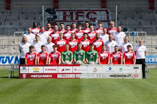 Halle, Deutschland 15. Juli 2024: Regionalliga Nordost Teamfoto - 2024 2025 - Hallescher FC Im Bild: hintere Reihe v.li. Marvin Awuah (Halle),Robert Berger (Halle),Luka Vujanic (Halle),Max Kulke (Halle),Niklas Landgraf (Halle),Soeren Acker (Halle),Robin Friedrich (Halle) 3.Reihe von unten links Toni Lindenhahn (Halle),Sportdirektor Daniel Meyer (Halle),Jan Löhmannsröben Loehmannsroeben (Halle),Jordi Wegmann (Halle),Paul Hamalla (Halle),Niklas Kastenhofer(Halle),Physiotherapeut Denis Hasenbek (Halle),Physiotherapeut Walter Moissejenko (Halle),Technische Mitarbeiterin Sandra Schultze (Halle) 2.Reihe von unten links Co Trainer Benedikt Seipel (Halle),Co Trainer Andre Heinault (Halle),Trainer Mark Zimmermann (Halle),Kilian Zaruba (Halle),Anthony Roczen (Halle),Burim Halili (Halle),Cyrill Akono (Halle),Torwarttrainer Norman Becker (Halle) Athletiktrainer John Brandes (Halle) Untere Reihe von links: Joscha Wosz (Halle),Lucas Halangk (Halle),Elias Lorenz (Halle),Torhueter Luca Bendel (Halle) Torhueter Sven Müller Mueller (Halle),Elias Lorenz (Halle),Torhueter Keno Miguel Meyer (Halle),Marius Hauptmann (Halle),Berk Inaler (Halle),Pierre Weber (Halle) Leuna Chemie Stadion Sachsen-Anhalt Copyright: xFotostandx xBallaschx