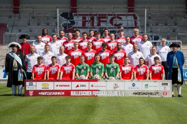 Halle, Deutschland 15. Juli 2024: Regionalliga Nordost Teamfoto - 2024 2025 - Hallescher FC Im Bild: hintere Reihe v.li. Marvin Awuah (Halle),Robert Berger (Halle),Luka Vujanic (Halle),Max Kulke (Halle),Niklas Landgraf (Halle),Soeren Acker (Halle),Robin Friedrich (Halle) 3.Reihe von unten links Toni Lindenhahn (Halle),Sportdirektor Daniel Meyer (Halle),Jan Löhmannsröben Loehmannsroeben (Halle),Jordi Wegmann (Halle),Paul Hamalla (Halle),Niklas Kastenhofer(Halle),Physiotherapeut Denis Hasenbek (Halle),Physiotherapeut Walter Moissejenko (Halle),Technische Mitarbeiterin Sandra Schultze (Halle) 2.Reihe von unten links Co Trainer Benedikt Seipel (Halle),Co Trainer Andre Heinault (Halle),Trainer Mark Zimmermann (Halle),Kilian Zaruba (Halle),Anthony Roczen (Halle),Burim Halili (Halle),Cyrill Akono (Halle),Torwarttrainer Norman Becker (Halle) Athletiktrainer John Brandes (Halle) Untere Reihe von links: Joscha Wosz (Halle),Lucas Halangk (Halle),Elias Lorenz (Halle),Torhueter Luca Bendel (Halle) Torhueter Sven Müller Mueller (Halle),Elias Lorenz (Halle),Torhueter Keno Miguel Meyer (Halle),Marius Hauptmann (Halle),Berk Inaler (Halle),Pierre Weber (Halle) Leuna Chemie Stadion Sachsen-Anhalt Copyright: xFotostandx xBallaschx
