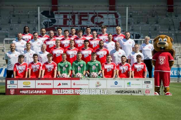 Halle, Deutschland 15. Juli 2024: Regionalliga Nordost Teamfoto - 2024 2025 - Hallescher FC Im Bild: hintere Reihe v.li. Marvin Awuah (Halle),Robert Berger (Halle),Luka Vujanic (Halle),Max Kulke (Halle),Niklas Landgraf (Halle),Soeren Acker (Halle),Robin Friedrich (Halle) 3.Reihe von unten links Toni Lindenhahn (Halle),Sportdirektor Daniel Meyer (Halle),Jan Löhmannsröben Loehmannsroeben (Halle),Jordi Wegmann (Halle),Paul Hamalla (Halle),Niklas Kastenhofer(Halle),Physiotherapeut Denis Hasenbek (Halle),Physiotherapeut Walter Moissejenko (Halle),Technische Mitarbeiterin Sandra Schultze (Halle) 2.Reihe von unten links Co Trainer Benedikt Seipel (Halle),Co Trainer Andre Heinault (Halle),Trainer Mark Zimmermann (Halle),Kilian Zaruba (Halle),Anthony Roczen (Halle),Burim Halili (Halle),Cyrill Akono (Halle),Torwarttrainer Norman Becker (Halle) Athletiktrainer John Brandes (Halle) Untere Reihe von links: Joscha Wosz (Halle),Lucas Halangk (Halle),Elias Lorenz (Halle),Torhueter Luca Bendel (Halle) Torhueter Sven Müller Mueller (Halle),Elias Lorenz (Halle),Torhueter Keno Miguel Meyer (Halle),Marius Hauptmann (Halle),Berk Inaler (Halle),Pierre Weber (Halle) Leuna Chemie Stadion Sachsen-Anhalt Copyright: xFotostandx xBallaschx