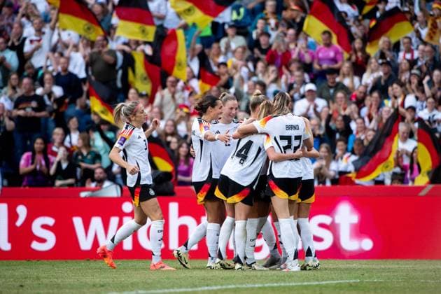 Sport Bilder des Tages Kathrin Hendrich (Deutschland, 03), Bibiane Schulze Solano (Deutschland, 04), Sarai Linder (Deutschland, 02), Janina Minge (Deutschland, 14), Jule Brand (Deutschland, 22) und Team jubeln ueber das Tor zum 3:0, dahinter Fans mit Fahnen, GER, Deutschland (GER) vs Oesterreich (AUT), DFB Frauen Nationalmannschaft, UEFA Frauen Fussball Womens Euro 2025 Qualifiers, 6. Spieltag, 16.07.2024 GER, Deutschland (GER) vs Oesterreich (AUT), DFB Frauen Nationalmannschaft, UEFA Frauen Fussball Womens Euro 2025 Qualifiers, 6. Spieltag, 16.07.2024 Hannover Copyright: xEibner-Pressefoto Memmlerx EP_MMR
