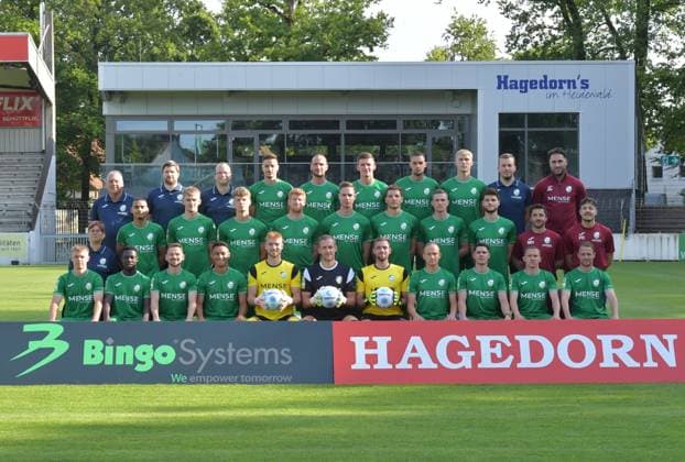 27.07.2024, GER, Fussball, Regionalliga West, Saison 2024 2025, Ohlendorfstadion im Heidewald, Gütersloh FC Gütersloh Fototermin 2024 2025 Mannschaftsfoto FC Gütersloh 2024 2025, Aktion, Einzelbild, Teambild Hintere Reihe, v.L. : Betreuer Ralf Niehaus, Physiotherapeut Florian Ameluxen, Betreuer Michael Kuhr, Patrik Twardzik, Dimitrios Touratzidis, Aleksandar Kandic, Grigorijs Degtjarevs, Leo Weichert, Teammanager Rene Harder und Trainer Julian Hesse Mittlere Reihe, v.L: Betreuerin Annika Krause, David Winke, Luis Frieling, Henri Bollmann, Lars Beuckmann, Jannik Borgmann, Armin Pjetrovic, Lennard Rolf, Justus Henke, Co Trainer Matthias Haeder, Torwart-Trainer Patrick Richter Vordere Reihe, v.L. : Erik Lanfer, Philimon Tawiah, Kevin Freiberger, Allan Firmino Dantas, Roman Schabbing, Janro Peters, Tim Matuschewsky, Nico Tübing, Ilias Illig, Phil Beckhoff, Julian Schauerte Es fehl: Co-Trainer Andre Kording