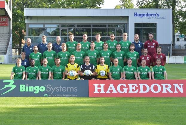 27.07.2024, GER, Fussball, Regionalliga West, Saison 2024 2025, Ohlendorfstadion im Heidewald, Gütersloh FC Gütersloh Fototermin 2024 2025 Mannschaftsfoto FC Gütersloh 2024 2025, Aktion, Einzelbild, Teambild Hintere Reihe, v.L. : Betreuer Ralf Niehaus, Physiotherapeut Florian Ameluxen, Betreuer Michael Kuhr, Patrik Twardzik, Dimitrios Touratzidis, Aleksandar Kandic, Grigorijs Degtjarevs, Leo Weichert, Teammanager Rene Harder und Trainer Julian Hesse Mittlere Reihe, v.L: Betreuerin Annika Krause, David Winke, Luis Frieling, Henri Bollmann, Lars Beuckmann, Jannik Borgmann, Armin Pjetrovic, Lennard Rolf, Justus Henke, Co Trainer Matthias Haeder, Torwart-Trainer Patrick Richter Vordere Reihe, v.L. : Erik Lanfer, Philimon Tawiah, Kevin Freiberger, Allan Firmino Dantas, Roman Schabbing, Janro Peters, Tim Matuschewsky, Nico Tübing, Ilias Illig, Phil Beckhoff, Julian Schauerte Es fehl: Co-Trainer Andre Kording