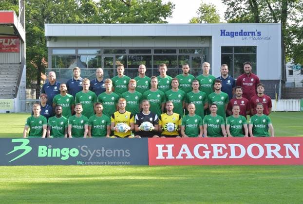 27.07.2024, GER, Fussball, Regionalliga West, Saison 2024 2025, Ohlendorfstadion im Heidewald, Gütersloh FC Gütersloh Fototermin 2024 2025 Mannschaftsfoto FC Gütersloh 2024 2025, Aktion, Einzelbild, Teambild Hintere Reihe, v.L. : Betreuer Ralf Niehaus, Physiotherapeut Florian Ameluxen, Betreuer Michael Kuhr, Patrik Twardzik, Dimitrios Touratzidis, Aleksandar Kandic, Grigorijs Degtjarevs, Leo Weichert, Teammanager Rene Harder und Trainer Julian Hesse Mittlere Reihe, v.L: Betreuerin Annika Krause, David Winke, Luis Frieling, Henri Bollmann, Lars Beuckmann, Jannik Borgmann, Armin Pjetrovic, Lennard Rolf, Justus Henke, Co Trainer Matthias Haeder, Torwart-Trainer Patrick Richter Vordere Reihe, v.L. : Erik Lanfer, Philimon Tawiah, Kevin Freiberger, Allan Firmino Dantas, Roman Schabbing, Janro Peters, Tim Matuschewsky, Nico Tübing, Ilias Illig, Phil Beckhoff, Julian Schauerte Es fehl: Co-Trainer Andre Kording