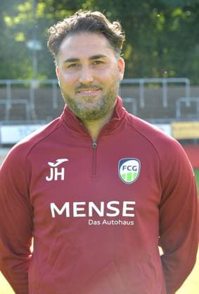27.07.2024, GER, Fussball, Regionalliga West, Saison 2024 2025, Ohlendorfstadion im Heidewald, Gütersloh FC Gütersloh Fototermin 2024 2025 Julian Hesse (Trainer FC Gütersloh), Aktion, Einzelbild, Hoch, Portrait, Trainer, Coach