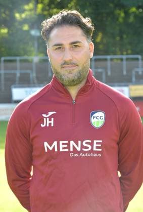 27.07.2024, GER, Fussball, Regionalliga West, Saison 2024 2025, Ohlendorfstadion im Heidewald, Gütersloh FC Gütersloh Fototermin 2024 2025 Julian Hesse (Trainer FC Gütersloh), Aktion, Einzelbild, Hoch, Portrait, Trainer, Coach