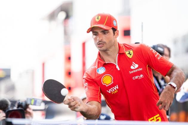 Carlos Sainz (Scuderia Ferrari HP, Spanien, 55) beim Tischtennis, HUN, Formel 1 Weltmeisterschaft, Grand Prix von Ungarn, Hungaroring, Media Day, 18.07.2024 HUN, Formel 1 Weltmeisterschaft, Grand Prix von Ungarn, Hungaroring, Media Day, 18.07.2024 Mogyorod Copyright: xEibner-Pressefoto Memmlerx EP_MMR
