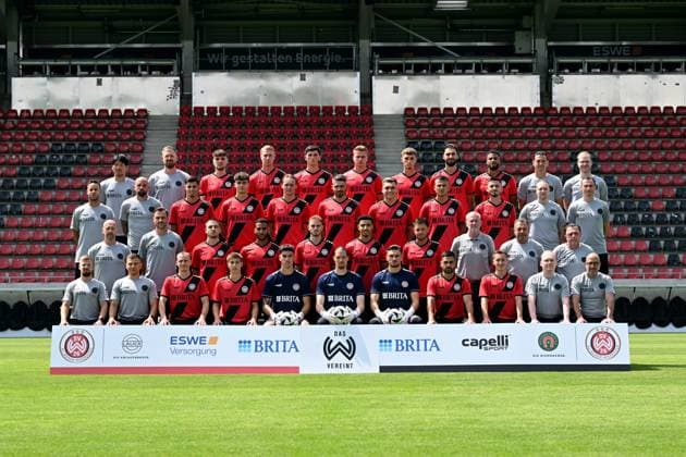 18.07.2024, xjhx, Fussball 3.Liga, SV Wehen Wiesbaden - Fototermin Saison 2024 25, Porträttermin 2024 2025, Mannschaftsfoto emspor, Hintere Reihe von links: Physiotherapeut Shohei Nozawa, Athletik-Trainer Sebastian Wagener, Gino Fechner, Bjarke Jacobsen, Moritz Flotho, Florian Carstens, Justin Janitzek, Nikolas Agrafiotis, Martin Angha, Torwart-Trainer Marjan Petkovic, Scout Konstantin Langhammer 2. Reihe von links: Leiter Prävention & Rehabilitation Javier Cordero, Co-Trainer Analyse Giuliano Modica, Ivan Franjic, Ben Nink, Ryan Johansson, Sascha Mockenhaupt, Marius Wegmann, Antonio Jonjic, Nico Rieble, Team-Manager Patrick Glaser, Spiel-Analyst Phil Weimer 3. Reihe von links: Co-Trainer Frank Steinmetz, Chef-Trainer Nils Döring, Amar Catic, Amin Farouk, Ole Wohlers, Nassim El Ouarti, Thijmen Goppel, Geschäftsführer Uwe Stöver, Betreuer Gerhard Eckel, Betreuer Thorsten Conradi Vordere Reihe von links: Leiter Physiotherapie Robin Reitze, Athletik-Trainer Dominik Hönig, Emanuel Taffertshofer, Nick Bätzner, Noah Brdar, Florian Stritzel, Arthur Lyska, Tarik Gözüsirin, Fabian Greilinger, Leiter Scouting Philipp Gründler, Mannschaftsarzt Dr. Achim Bitschnau Es fehlt: Mohamed Amsif (DFL DFB REGULATIONS PROHIBIT ANY USE OF PHOTOGRAPHS as IMAGE SEQUENCES and or QUASI-VIDEO) Wiesbaden