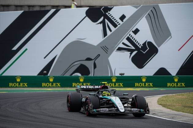 Lewis Hamilton (Mercedes AMG Petronas Formula One Team, Großbritannien, 44) im Mercedes-AMG F1 W15 E Performance vor dem Gemaelde eines silbernen Formel 1 - Auto und Rolex Branding, HUN, Formel 1 Weltmeisterschaft, Grand Prix von Ungarn, Hungaroring, Freies Training, 20.07.2024 HUN, Formel 1 Weltmeisterschaft, Grand Prix von Ungarn, Hungaroring, Freies Training, 20.07.2024 Mogyorod Copyright: xEibner-Pressefoto Memmlerx EP_MMR