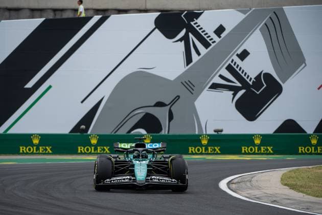 Lance Stroll (Aston Martin Aramco Formula One Team, Kanada, 18) im Aston Martin AMR24 vor dem Gemaelde eines silbernen Formel 1 - Auto und Rolex Branding, HUN, Formel 1 Weltmeisterschaft, Grand Prix von Ungarn, Hungaroring, Freies Training, 20.07.2024 HUN, Formel 1 Weltmeisterschaft, Grand Prix von Ungarn, Hungaroring, Freies Training, 20.07.2024 Mogyorod Copyright: xEibner-Pressefoto Memmlerx EP_MMR
