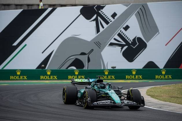 Lance Stroll (Aston Martin Aramco Formula One Team, Kanada, 18) im Aston Martin AMR24 vor dem Gemaelde eines silbernen Formel 1 - Auto und Rolex Branding, HUN, Formel 1 Weltmeisterschaft, Grand Prix von Ungarn, Hungaroring, Freies Training, 20.07.2024 HUN, Formel 1 Weltmeisterschaft, Grand Prix von Ungarn, Hungaroring, Freies Training, 20.07.2024 Mogyorod Copyright: xEibner-Pressefoto Memmlerx EP_MMR