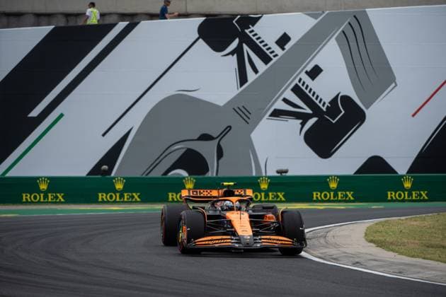 Lando Norris (McLaren Formula 1 Team, Großbritannien, 04) im McLaren MCL38 vor dem Gemaelde eines silbernen Formel 1 - Auto und Rolex Branding, HUN, Formel 1 Weltmeisterschaft, Grand Prix von Ungarn, Hungaroring, Freies Training, 20.07.2024 HUN, Formel 1 Weltmeisterschaft, Grand Prix von Ungarn, Hungaroring, Freies Training, 20.07.2024 Mogyorod Copyright: xEibner-Pressefoto Memmlerx EP_MMR