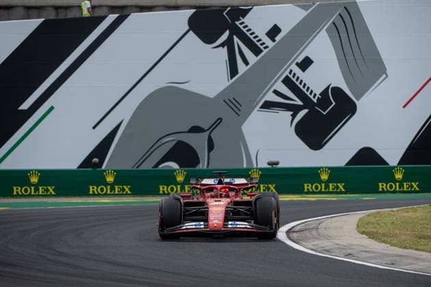 Charles Leclerc (Scuderia Ferrari HP, Monaco, 16) im Ferrari SF-24 vor dem Gemaelde eines silbernen Formel 1 - Auto und Rolex Branding, HUN, Formel 1 Weltmeisterschaft, Grand Prix von Ungarn, Hungaroring, Freies Training, 20.07.2024 HUN, Formel 1 Weltmeisterschaft, Grand Prix von Ungarn, Hungaroring, Freies Training, 20.07.2024 Mogyorod Copyright: xEibner-Pressefoto Memmlerx EP_MMR