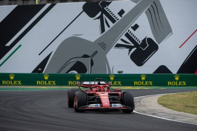 Charles Leclerc (Scuderia Ferrari HP, Monaco, 16) im Ferrari SF-24 vor dem Gemaelde eines silbernen Formel 1 - Auto und Rolex Branding, HUN, Formel 1 Weltmeisterschaft, Grand Prix von Ungarn, Hungaroring, Freies Training, 20.07.2024 HUN, Formel 1 Weltmeisterschaft, Grand Prix von Ungarn, Hungaroring, Freies Training, 20.07.2024 Mogyorod Copyright: xEibner-Pressefoto Memmlerx EP_MMR