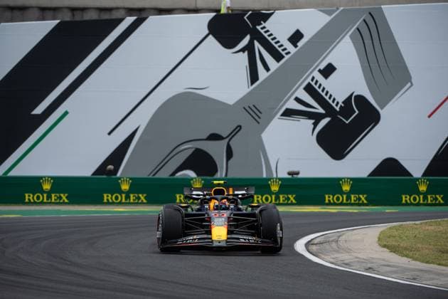 Sergio Checo Perez (Oracle Red Bull Racing, Mexiko, 11) im RedBull RB20 vor dem Gemaelde eines silbernen Formel 1 - Auto und Rolex Branding, HUN, Formel 1 Weltmeisterschaft, Grand Prix von Ungarn, Hungaroring, Freies Training, 20.07.2024 HUN, Formel 1 Weltmeisterschaft, Grand Prix von Ungarn, Hungaroring, Freies Training, 20.07.2024 Mogyorod Copyright: xEibner-Pressefoto Memmlerx EP_MMR