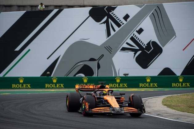 Oscar Piastri (McLaren Formula 1 Team, Australien, 81) im McLaren MCL38 vor dem Gemaelde eines silbernen Formel 1 - Auto und Rolex Branding, HUN, Formel 1 Weltmeisterschaft, Grand Prix von Ungarn, Hungaroring, Freies Training, 20.07.2024 HUN, Formel 1 Weltmeisterschaft, Grand Prix von Ungarn, Hungaroring, Freies Training, 20.07.2024 Mogyorod Copyright: xEibner-Pressefoto Memmlerx EP_MMR