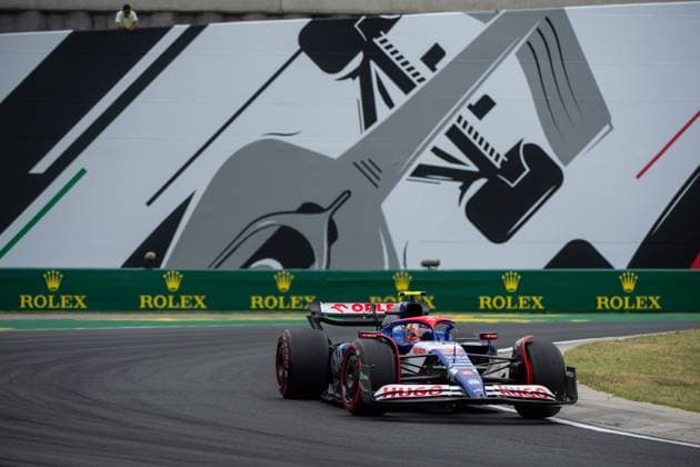 Yuki Tsunoda (Visa Cash App RB Formula One Team Racing Bulls, Japan, 22) im VCARB 01 vor dem Gemaelde eines silbernen Formel 1 - Auto und Rolex Branding, HUN, Formel 1 Weltmeisterschaft, Grand Prix von Ungarn, Hungaroring, Freies Training, 20.07.2024 HUN, Formel 1 Weltmeisterschaft, Grand Prix von Ungarn, Hungaroring, Freies Training, 20.07.2024 Mogyorod Copyright: xEibner-Pressefoto Memmlerx EP_MMR