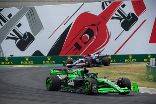 Valtteri Bottas (Stake F1 Team Kick Sauber, Finnland, 77) im Sauber C44 vor dem Gemaelde eines roten Formel 1 - Auto und Rolex Branding, HUN, Formel 1 Weltmeisterschaft, Grand Prix von Ungarn, Hungaroring, Freies Training, 20.07.2024 HUN, Formel 1 Weltmeisterschaft, Grand Prix von Ungarn, Hungaroring, Freies Training, 20.07.2024 Mogyorod Copyright: xEibner-Pressefoto Memmlerx EP_MMR