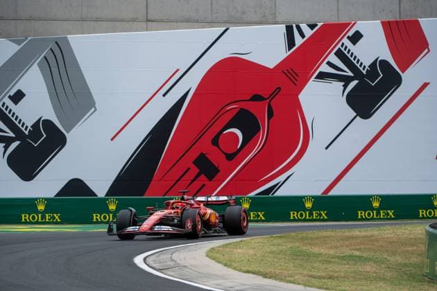 Charles Leclerc (Scuderia Ferrari HP, Monaco, 16) im Ferrari SF-24 vor dem Gemaelde eines roten Formel 1 - Auto und Rolex Branding, HUN, Formel 1 Weltmeisterschaft, Grand Prix von Ungarn, Hungaroring, Freies Training, 20.07.2024 HUN, Formel 1 Weltmeisterschaft, Grand Prix von Ungarn, Hungaroring, Freies Training, 20.07.2024 Mogyorod Copyright: xEibner-Pressefoto Memmlerx EP_MMR