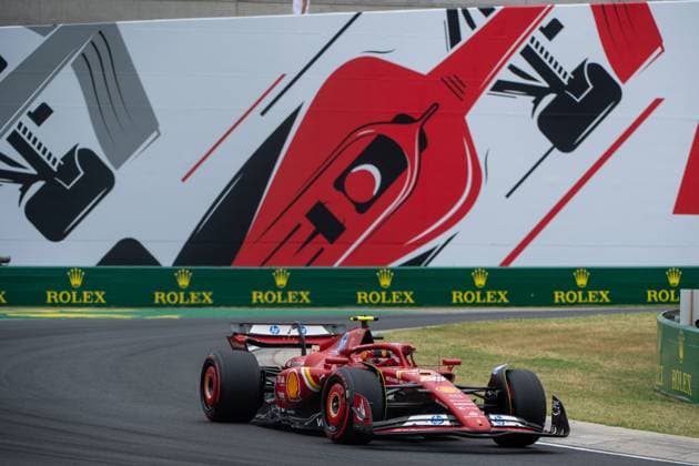 Carlos Sainz (Scuderia Ferrari HP, Spanien, 55) im Ferrari SF-24 vor dem Gemaelde eines roten Formel 1 - Auto und Rolex Branding, HUN, Formel 1 Weltmeisterschaft, Grand Prix von Ungarn, Hungaroring, Freies Training, 20.07.2024 HUN, Formel 1 Weltmeisterschaft, Grand Prix von Ungarn, Hungaroring, Freies Training, 20.07.2024 Mogyorod Copyright: xEibner-Pressefoto Memmlerx EP_MMR