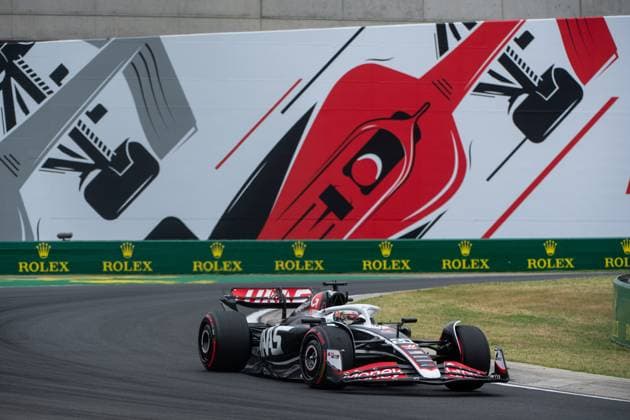 Kevin Magnussen (MoneyGram Haas F1 Team, Daenemark, 20) im Haas VF-24 vor dem Gemaelde eines roten Formel 1 - Auto und Rolex Branding, HUN, Formel 1 Weltmeisterschaft, Grand Prix von Ungarn, Hungaroring, Freies Training, 20.07.2024 HUN, Formel 1 Weltmeisterschaft, Grand Prix von Ungarn, Hungaroring, Freies Training, 20.07.2024 Mogyorod Copyright: xEibner-Pressefoto Memmlerx EP_MMR