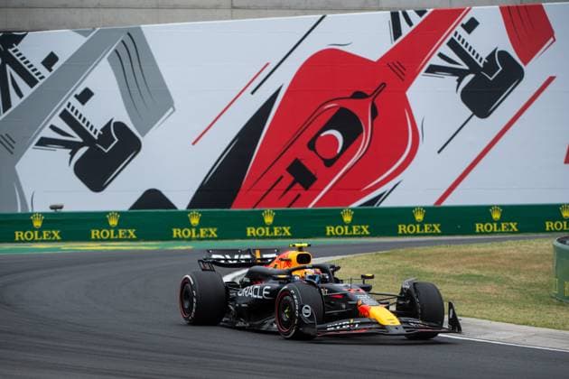 Sergio Checo Perez (Oracle Red Bull Racing, Mexiko, 11) im RedBull RB20 vor dem Gemaelde eines roten Formel 1 - Auto und Rolex Branding, HUN, Formel 1 Weltmeisterschaft, Grand Prix von Ungarn, Hungaroring, Freies Training, 20.07.2024 HUN, Formel 1 Weltmeisterschaft, Grand Prix von Ungarn, Hungaroring, Freies Training, 20.07.2024 Mogyorod Copyright: xEibner-Pressefoto Memmlerx EP_MMR