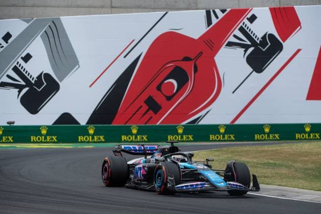 Esteban Ocon (BWT Alpine F1 Team, Frankreich, 31) im Alpine A524 vor dem Gemaelde eines roten Formel 1 - Auto und Rolex Branding, HUN, Formel 1 Weltmeisterschaft, Grand Prix von Ungarn, Hungaroring, Freies Training, 20.07.2024 HUN, Formel 1 Weltmeisterschaft, Grand Prix von Ungarn, Hungaroring, Freies Training, 20.07.2024 Mogyorod Copyright: xEibner-Pressefoto Memmlerx EP_MMR