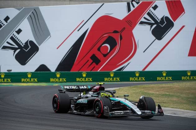 Lewis Hamilton (Mercedes AMG Petronas Formula One Team, Großbritannien, 44) im Mercedes-AMG F1 W15 E Performance vor dem Gemaelde eines roten Formel 1 - Auto und Rolex Branding, HUN, Formel 1 Weltmeisterschaft, Grand Prix von Ungarn, Hungaroring, Freies Training, 20.07.2024 HUN, Formel 1 Weltmeisterschaft, Grand Prix von Ungarn, Hungaroring, Freies Training, 20.07.2024 Mogyorod Copyright: xEibner-Pressefoto Memmlerx EP_MMR