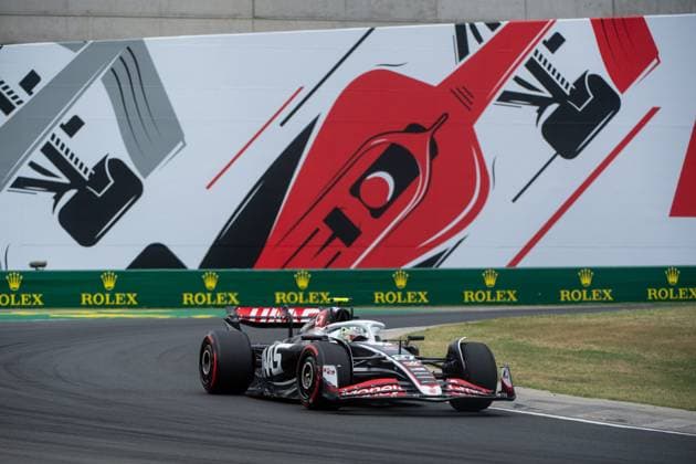 Nico Huelkenberg (MoneyGram Haas F1 Team, Deutschland, 27) im Haas VF-24 vor dem Gemaelde eines roten Formel 1 - Auto und Rolex Branding, HUN, Formel 1 Weltmeisterschaft, Grand Prix von Ungarn, Hungaroring, Freies Training, 20.07.2024 HUN, Formel 1 Weltmeisterschaft, Grand Prix von Ungarn, Hungaroring, Freies Training, 20.07.2024 Mogyorod Copyright: xEibner-Pressefoto Memmlerx EP_MMR