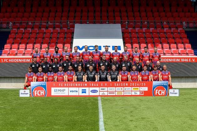 GER; FC Heidenheim 1846; 1. Bundesliga, Portraettermin 2024 2025 Mannschaftsfoto, 19.07.2024, Reihe 1 (Stehend auf einer Bierbank) > Von links nach rechts: Benedikt Gimber, Tim Siersleben, Omar Traore, Lennard Maloney, Mikkel Kaufmann, Maximilian Breunig, Julian Niehues, Patrick Mainka, Jan Schoeppner, Marvin Pieringer, Denis Thomalla, Mathias Honsak, Adrian Beck Reihe 2 (Stehend auf dem Rasen) > Von links nach rechts: Tobias Haeussler (Athletiktrainer), Said Lakhal (Athletiktrainer), Bernd Weng (Torwarttrainer), Roland Bosch (Physiotherapeut), Dieter Jarosch (Co-Trainer), Frank Schmidt (Cheftrainer), Marc Weiss (Physiotherapeut), Alexander Raaf (Teammanager), Andreas Heintzen (Mannschaftsarzt), Udo Tiefenbacher (Mannschaftsarzt), Bernhard Raab (Co-Trainer), Manuel Henck (Zeugwart) Reihe 3 (Sitzend auf der Bank) > Von links nach rechts: Christopher Negele , Leonardo Scienza , Sirlord Conthe, Norman Theuerkauf, Stefan Schimmer, Frank Feller, Vitus Eicher, Kevin Müller, Paul Tschernuth, Marnon Busch, Jonas Foehrenbach, Thomas Keller, Luca Kerber, Luka Janes Paul Wanner fehlt DFB DFL regulations prohibit any use of photographs as image sequences and or quasi-video. GER; FC Heidenheim 1846; 1. Bundesliga, Portraettermin 2024 2025, Mannschaftsfoto, 19.07.2024 Heidenheim Copyright: xEibner-Pressefoto RogerxBuerkex EP_RBE