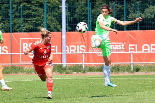 DEU, 2.BL, Frauen, 1.FC Union vs. , 21.07.2024, Stadion Alte Foersterei, Berlin, DEU, 2.BL, Frauen, 1.FC Union vs. , im Bild: Dina Orschmannin (1.FC Union Berlin 25), Maria Agatha Jonietz (Wolfsburg II 5) DFL - regulations prohibit any use of Photographs as image sequences and or quasi-video Foto: Juergen Engler nordphoto GmbH