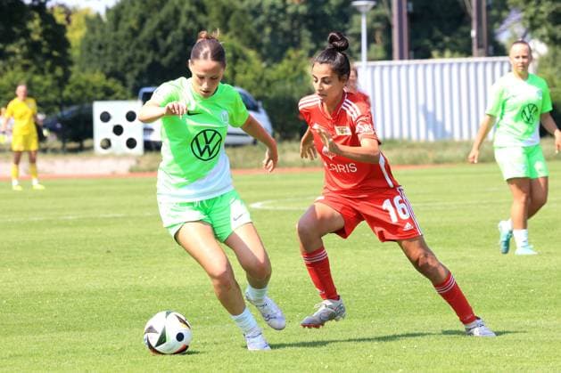DEU, 2.BL, Frauen, 1.FC Union vs. , 21.07.2024, Stadion Alte Foersterei, Berlin, DEU, 2.BL, Frauen, 1.FC Union vs. , im Bild: Sarah Abu Sabbah (1.FC Union Berlin 16), Jana Theijs (Wolfsburg II 24) DFL - regulations prohibit any use of Photographs as image sequences and or quasi-video Foto: Juergen Engler nordphoto GmbH