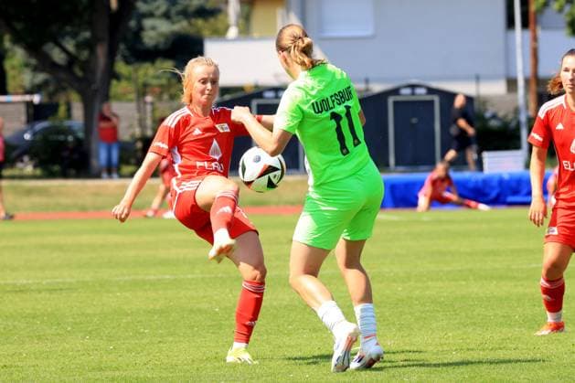 DEU, 2.BL, Frauen, 1.FC Union vs. , 21.07.2024, Stadion Alte Foersterei, Berlin, DEU, 2.BL, Frauen, 1.FC Union vs. , im Bild: Judith Steinert (1.FC Union Berlin 17), Lilly Nele Damm (Wolfsburg II 11) DFL - regulations prohibit any use of Photographs as image sequences and or quasi-video Foto: Juergen Engler nordphoto GmbH