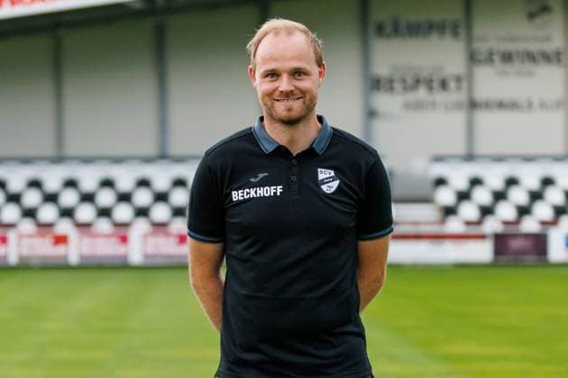 Sportlicher Leiter Sebastian Lange; SC Verl; 3.Liga, Porträttermin 2024 2025 GER, Portraettermin SC Verl, Fussball, 3. Liga, Spielzeit 2024 2025, 21.07.2024 DFL Regulations prohibit any use of photographers as image sequences and or quasi-video. GER, Portraettermin SC Verl, Fussball, 3. Liga, Spielzeit 2024 2025, 21.07.2024 Verl Copyright: xJanxStrohdiekx JSK