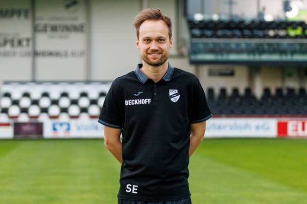 Internistischer Mannschaftsarzt Dr. Simon Eschrig; SC Verl; 3.Liga, Porträttermin 2024 2025 GER, Portraettermin SC Verl, Fussball, 3. Liga, Spielzeit 2024 2025, 21.07.2024 DFL Regulations prohibit any use of photographers as image sequences and or quasi-video. GER, Portraettermin SC Verl, Fussball, 3. Liga, Spielzeit 2024 2025, 21.07.2024 Verl Copyright: xJanxStrohdiekx JSK
