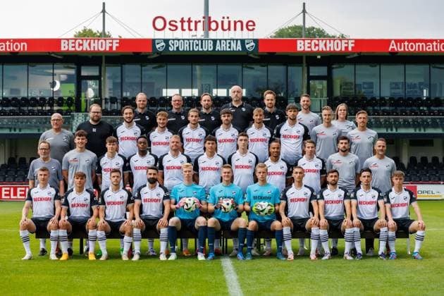 SC Verl; 3.Liga, Porträttermin 2024 2025, Mannschaftsfoto, hi. Reihe v.li.: Sportlicher Leiter Sebastian Lange, Vorstand Raimund Bertels, Orthopaedischer Mannschaftsarzt Dr. Christian Colcuc, Orthopaedischer Mannschaftsarzt Dr. Jochen Schroeder, Internistischer Mannschaftsarzt Dr. Simon Eschrig, Physiotherapeut Sascha Naerger, Physiotherapeutin Mia Bittner, 3. Reihe v.li.: Betreuer Markus Schmand, Teammanager Mirko Leesemann, Marcel Benger, Yari Otto, Julian Stark, Tom Baack, Michel Julius Stoecker, Fynn Otto, Torwarttrainer Fynn Mueller, Co-Trainer Sergej Schmik, 2. Reihe v.li.: Zeugwart Joahnnes Koenig, Spielanalyst Nick Just, Ilya Polyakov, Chilohem Onuoha, Lars Lokotsch, Fabio Gruber, Tim Koehler, Tobias Knost, Lukas Demming, Co-Trainer Zlatko Muhovic, Cheftrainer Alexander Ende, vo. Reihe v.li.: Eduard Probst, Max Scholze, Patrick Kammerbauer, Daniel Mikic, Fabian Pekruhl, Philipp Schulze, Marlon Zacharias, Dominik Steczyk, Berkan Taz, Timur Gayret, Marco Mannhardt GER, Portraettermin SC Verl, Fussball, 3. Liga, Spielzeit 2024 2025, 21.07.2024 DFL Regulations prohibit any use of photographers as image sequences and or quasi-video. GER, Portraettermin SC Verl, Fussball, 3. Liga, Spielzeit 2024 2025, 21.07.2024 Verl Copyright: xJanxStrohdiekx JSK