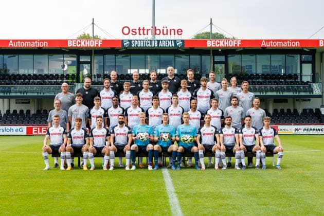 SC Verl; 3.Liga, Porträttermin 2024 2025, Mannschaftsfoto, hi. Reihe v.li.: Sportlicher Leiter Sebastian Lange, Vorstand Raimund Bertels, Orthopaedischer Mannschaftsarzt Dr. Christian Colcuc, Orthopaedischer Mannschaftsarzt Dr. Jochen Schroeder, Internistischer Mannschaftsarzt Dr. Simon Eschrig, Physiotherapeut Sascha Naerger, Physiotherapeutin Mia Bittner, 3. Reihe v.li.: Betreuer Markus Schmand, Teammanager Mirko Leesemann, Marcel Benger, Yari Otto, Julian Stark, Tom Baack, Michel Julius Stoecker, Fynn Otto, Torwarttrainer Fynn Mueller, Co-Trainer Sergej Schmik, 2. Reihe v.li.: Zeugwart Joahnnes Koenig, Spielanalyst Nick Just, Ilya Polyakov, Chilohem Onuoha, Lars Lokotsch, Fabio Gruber, Tim Koehler, Tobias Knost, Lukas Demming, Co-Trainer Zlatko Muhovic, Cheftrainer Alexander Ende, vo. Reihe v.li.: Eduard Probst, Max Scholze, Patrick Kammerbauer, Daniel Mikic, Fabian Pekruhl, Philipp Schulze, Marlon Zacharias, Dominik Steczyk, Berkan Taz, Timur Gayret, Marco Mannhardt GER, Portraettermin SC Verl, Fussball, 3. Liga, Spielzeit 2024 2025, 21.07.2024 DFL Regulations prohibit any use of photographers as image sequences and or quasi-video. GER, Portraettermin SC Verl, Fussball, 3. Liga, Spielzeit 2024 2025, 21.07.2024 Verl Copyright: xJanxStrohdiekx JSK